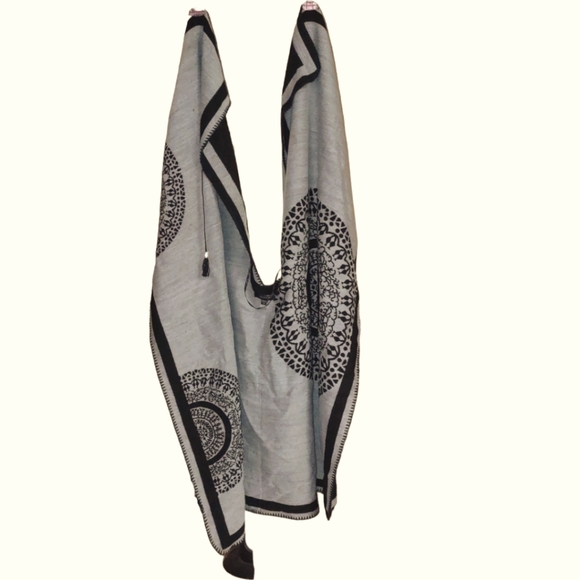 Women's Poncho Shawl - Picture 3 of 5